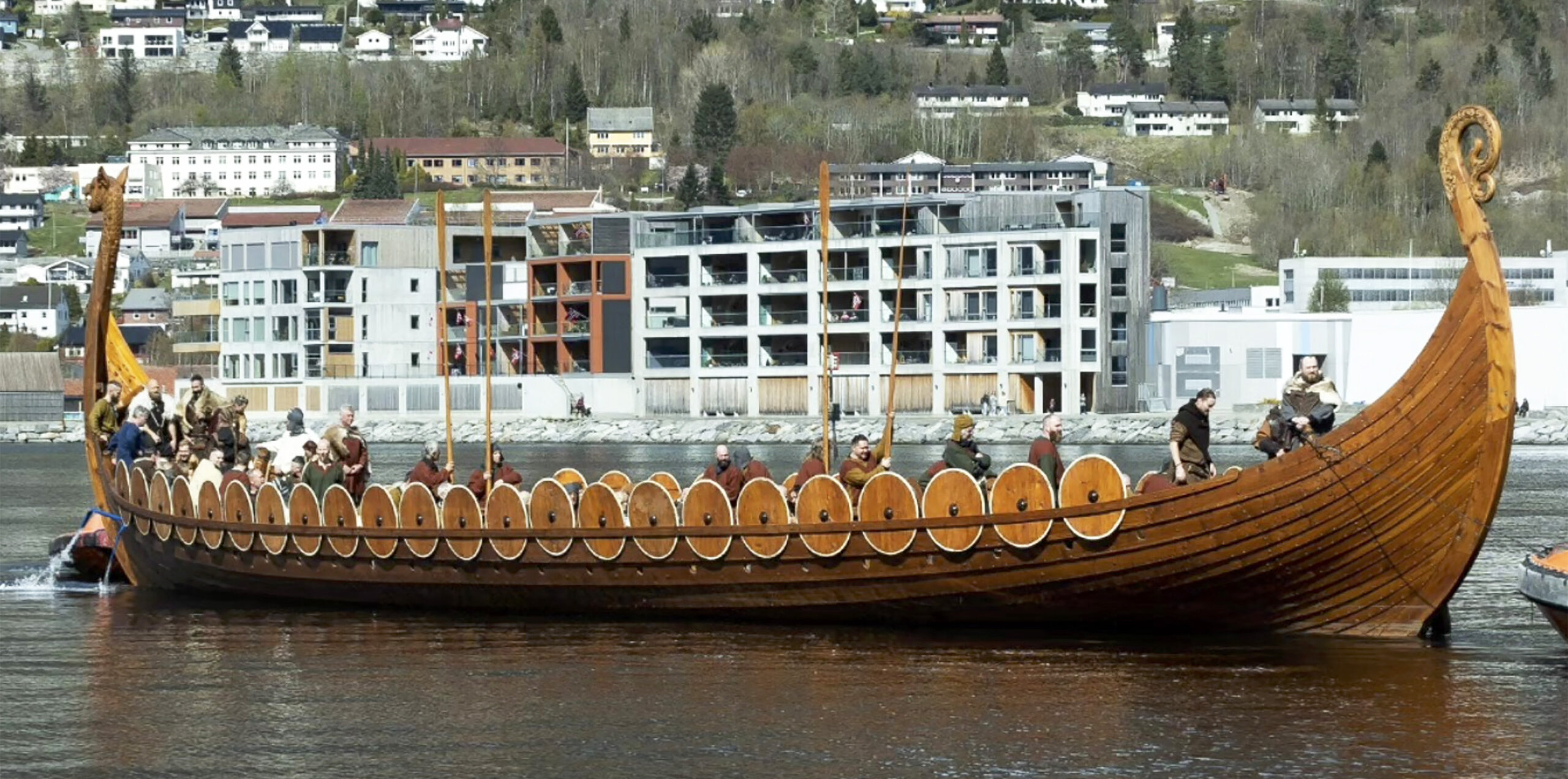 Nordfjordeid, Sagastad. Vikingschip Myklebust vaart eenmaal per in april uit